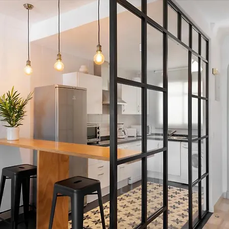 Bright 2 Bedroom With Parking Space And Swimming Pools In Aloha Gardens *