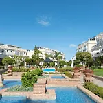 Bright 2 Bedroom With Parking Space And Swimming Pools In Aloha Gardens アパート