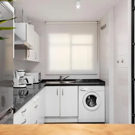 Bright 2 Bedroom With Parking Space And Swimming Pools In Aloha Gardens *