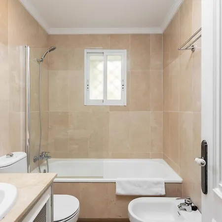 Appartement Bright 2 Bedroom With Parking Space And Swimming Pools In Aloha Gardens *