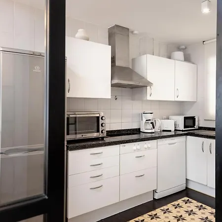 Bright 2 Bedroom With Parking Space And Swimming Pools In Aloha Gardens 마르베야