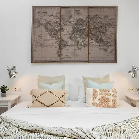 Bright 2 Bedroom With Parking Space And Swimming Pools In Aloha Gardens 아파트