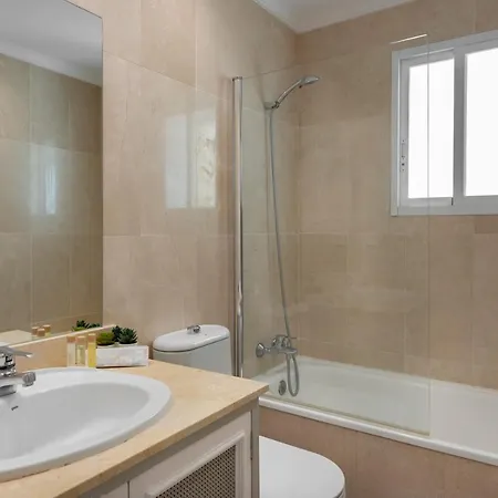 아파트 Bright 2 Bedroom With Parking Space And Swimming Pools In Aloha Gardens *