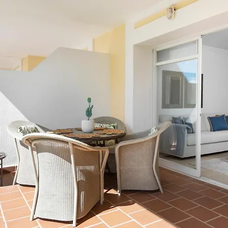 Bright 2 Bedroom With Parking Space And Swimming Pools In Aloha Gardens *