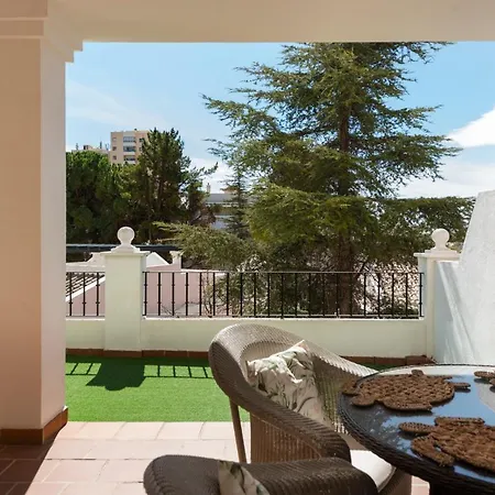 Bright 2 Bedroom With Parking Space And Swimming Pools In Aloha Gardens *