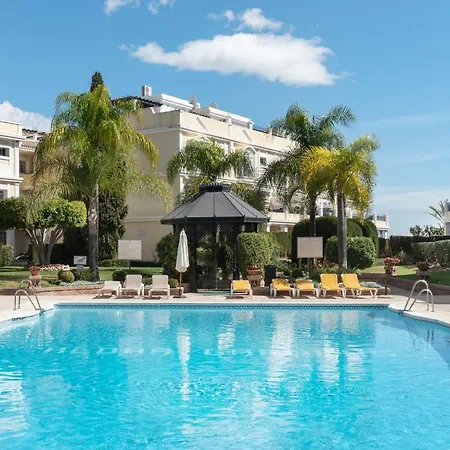 Bright 2 Bedroom With Parking Space And Swimming Pools In Aloha Gardens Apartament