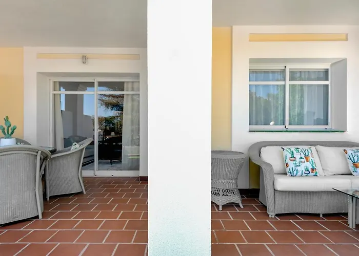 Bright 2 Bedroom With Parking Space And Swimming Pools In Aloha Gardens マルベーリャ