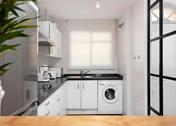 Bright 2 Bedroom With Parking Space And Swimming Pools In Aloha Gardens *