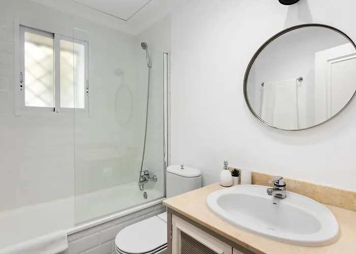 Bright 2 Bedroom With Parking Space And Swimming Pools In Aloha Gardens アパート *