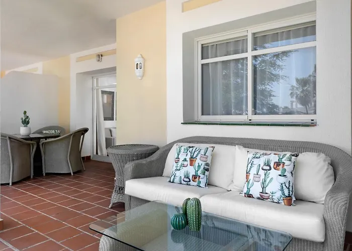アパート Bright 2 Bedroom With Parking Space And Swimming Pools In Aloha Gardens *