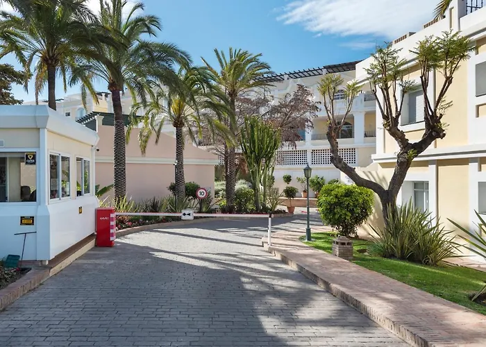 Bright 2 Bedroom With Parking Space And Swimming Pools In Aloha Gardens マルベーリャ
