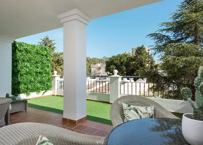 Bright 2 Bedroom With Parking Space And Swimming Pools In Aloha Gardens アパート *