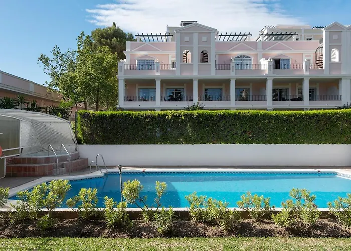 Bright 2 Bedroom With Parking Space And Swimming Pools In Aloha Gardens マルベーリャ