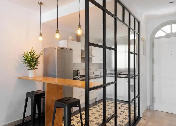 Bright 2 Bedroom With Parking Space And Swimming Pools In Aloha Gardens *