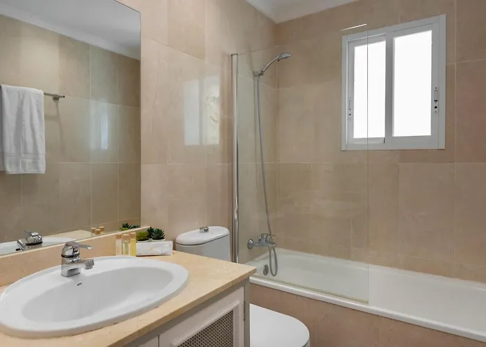 アパート Bright 2 Bedroom With Parking Space And Swimming Pools In Aloha Gardens *