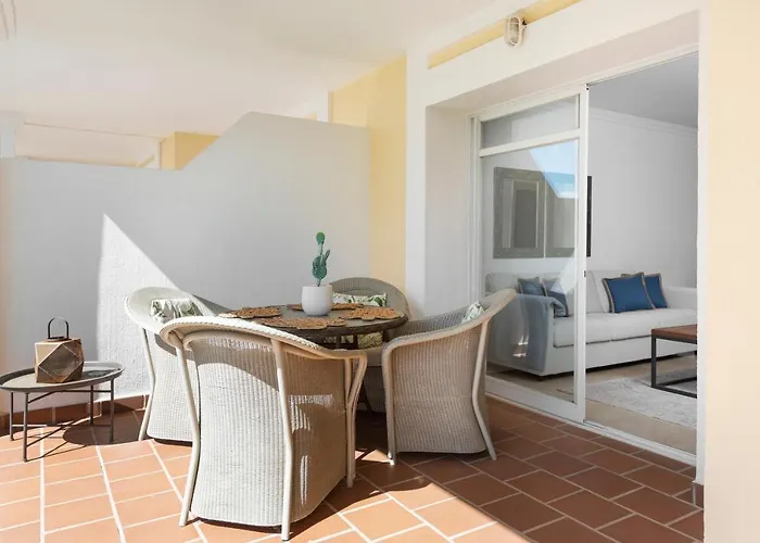 Bright 2 Bedroom With Parking Space And Swimming Pools In Aloha Gardens *