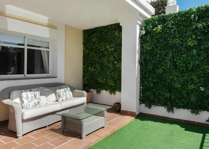 アパート Bright 2 Bedroom With Parking Space And Swimming Pools In Aloha Gardens *