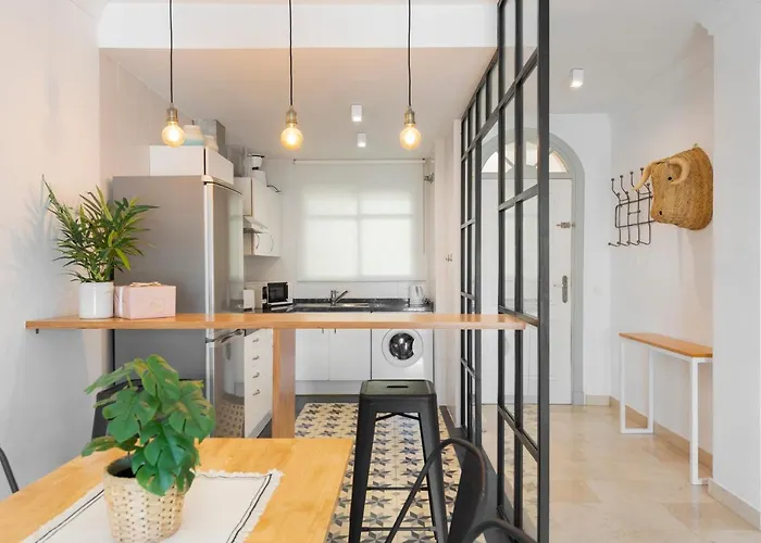 Bright 2 Bedroom With Parking Space And Swimming Pools In Aloha Gardens アパート