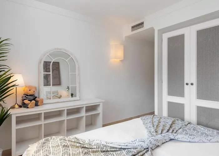 Bright 2 Bedroom With Parking Space And Swimming Pools In Aloha Gardens マルベーリャ