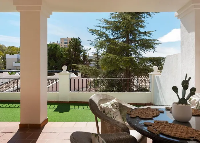 Bright 2 Bedroom With Parking Space And Swimming Pools In Aloha Gardens *