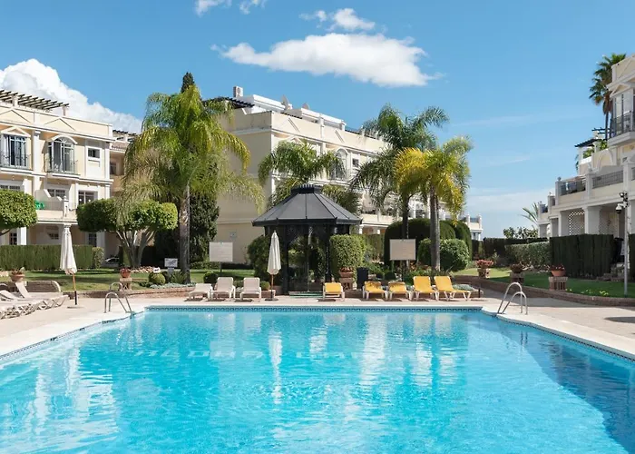 Bright 2 Bedroom With Parking Space And Swimming Pools In Aloha Gardens アパート