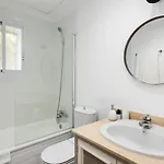 Bright 2 Bedroom With Parking Space And Swimming Pools In Aloha Gardens Apartman *