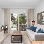 Apartman Bright 2 Bedroom With Parking Space And Swimming Pools In Aloha Gardens