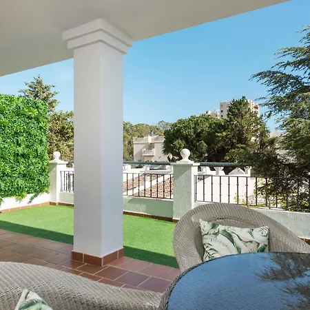 Bright 2 Bedroom With Parking Space And Swimming Pools In Aloha Gardens Апартаменты *