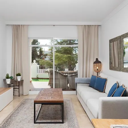 Апартаменты Bright 2 Bedroom With Parking Space And Swimming Pools In Aloha Gardens
