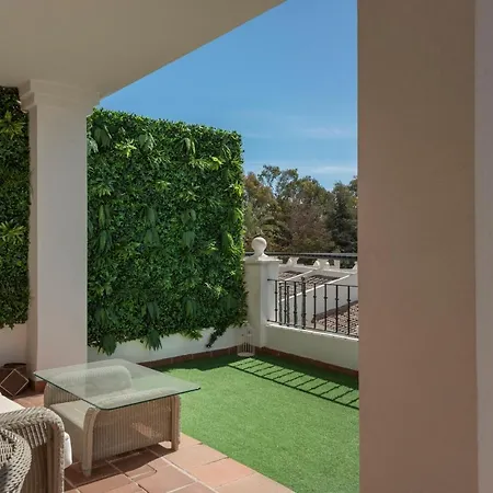 Апартаменты Bright 2 Bedroom With Parking Space And Swimming Pools In Aloha Gardens