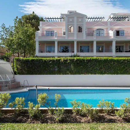 Bright 2 Bedroom With Parking Space And Swimming Pools In Aloha Gardens Marbella