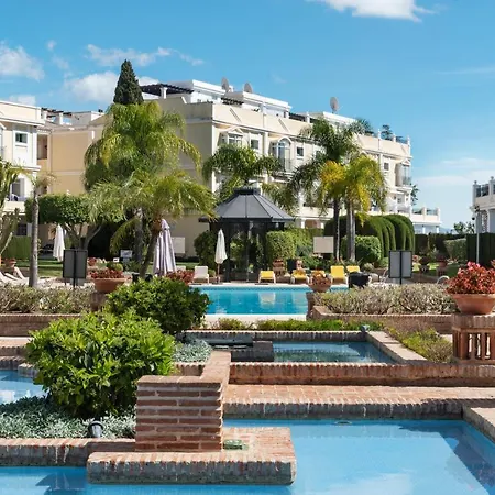 Apartamento Bright 2 Bedroom With Parking Space And Swimming Pools In Aloha Gardens Marbella